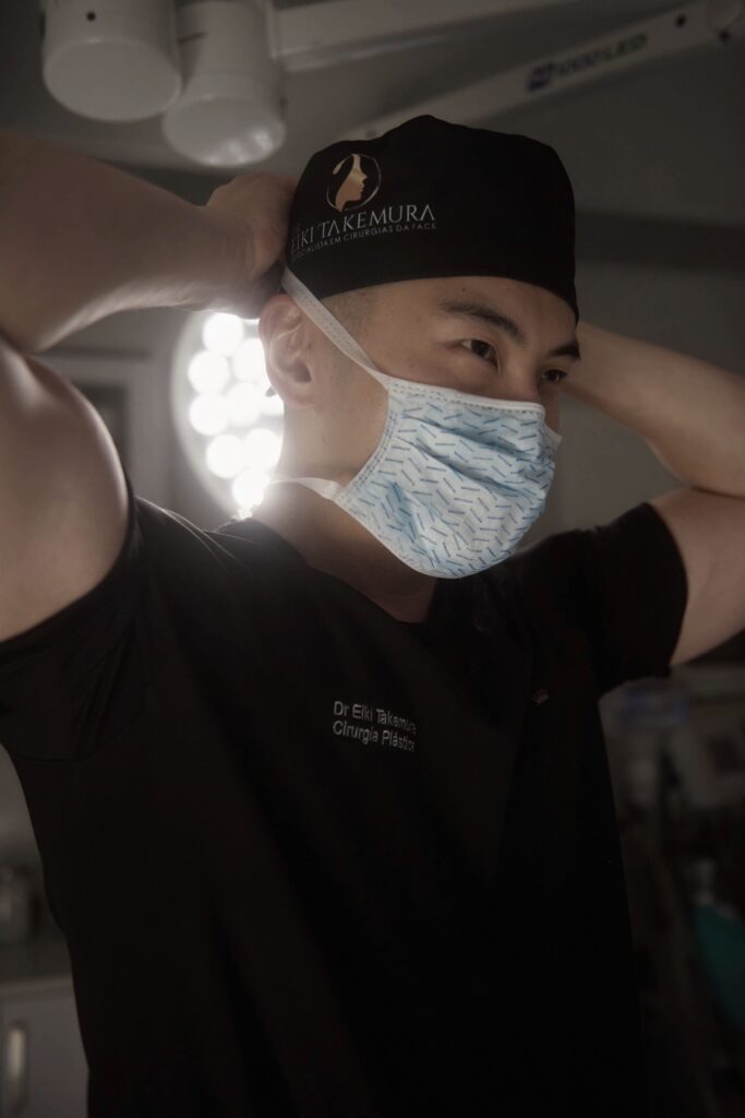 Dr. Eiki Takemura Cirurgião Plástico