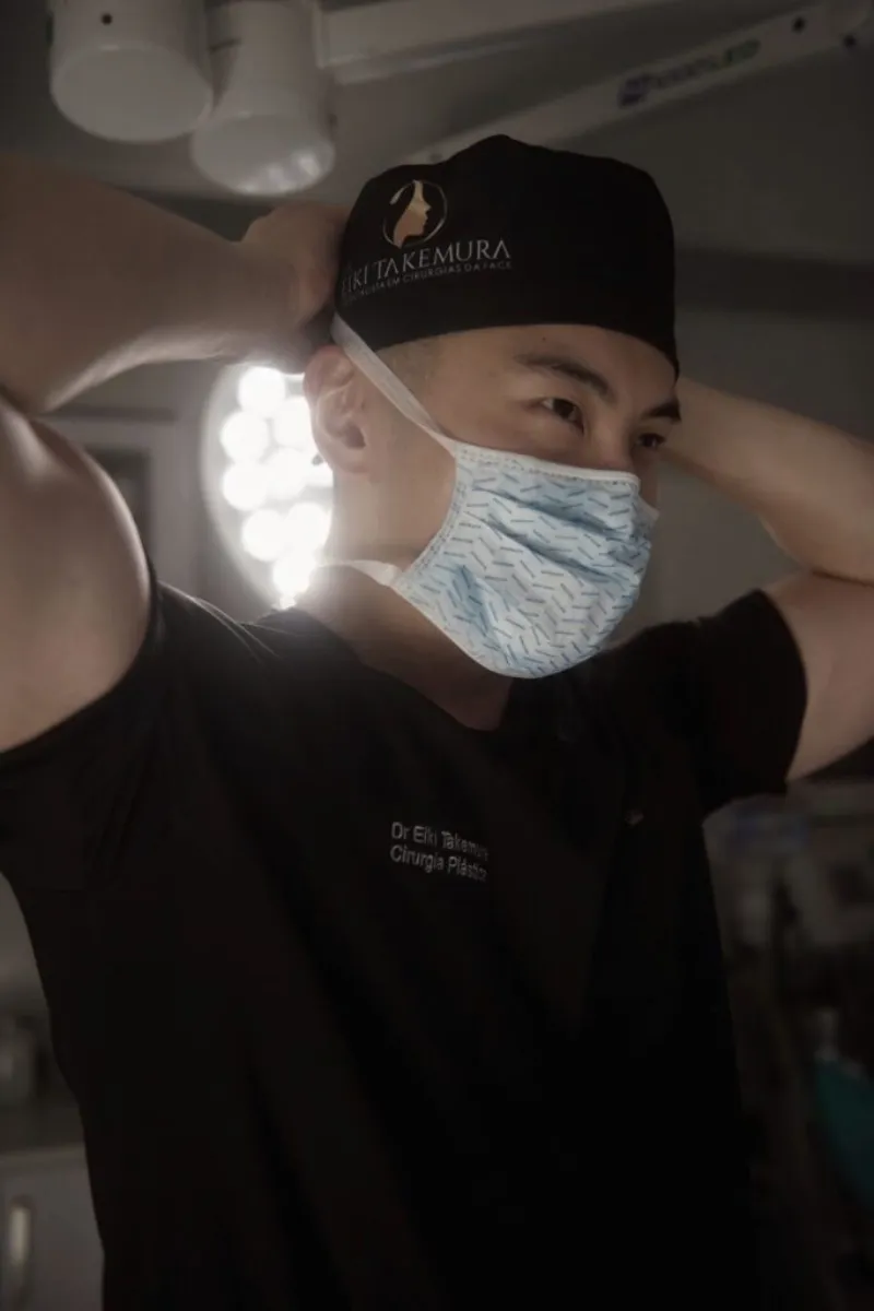 Dr. Eiki Takemura Cirurgião Plástico